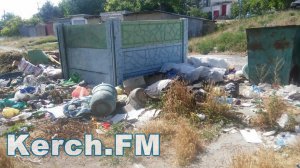 Керчане жалуются на свалки мусора во дворах