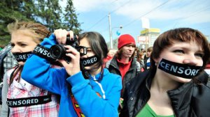 Конституционный суд России разрешил заклеивать рот скотчем на митингах