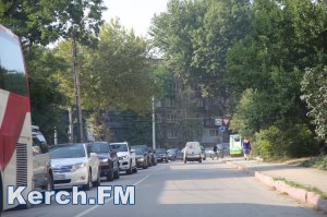 В Керчи образовались пробки из-за перекрытой дороги на Горького