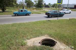 Керчанка по улице Ворошилова насчитала семь открытых люков