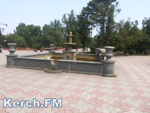 В центре Керчи чистят фонтан