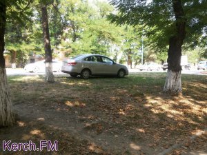 В Керчи водитель «Ниссана» припарковал автомобиль на газоне