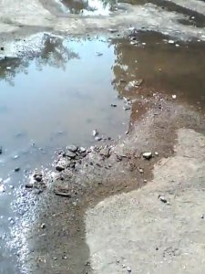 В Керчи жители Мирошника несколько лет страдают от утечки канализации