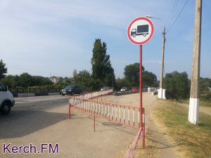 В Керчи начали следить за грузовиками на Аршинцевском мосту