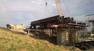 Строители начали собирать ж/д пролеты части Керченского моста