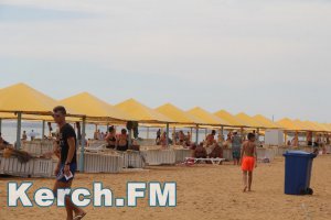 В Керчи на городском пляже двое собственников не могут поделить зонты и «Кокос»