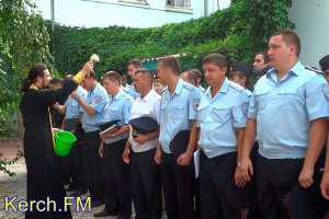 Молодых полицейских Керчи благословил священник