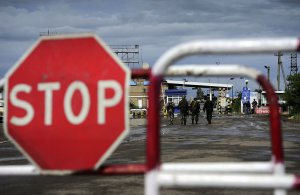 Пограничники России и Украины  обвиняют друг друга из-за остановленной границы с Крымом