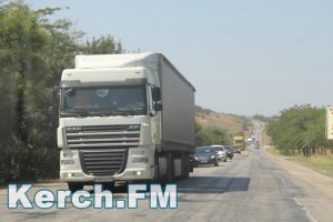 Фуры продолжают ездить через аварийный мост на въезде в Керчь