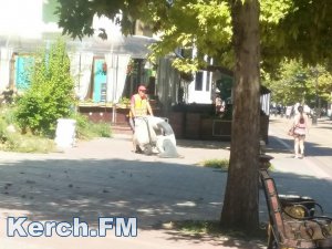В Керчи пылесосят улицу Ленина спецтехникой