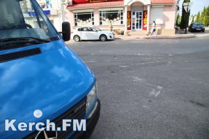В Керчи водитель припарковал свое авто на пешеходном переходе