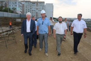 В Керчи Олег Казурин посетил переправу и место стройки дома для переселенцев