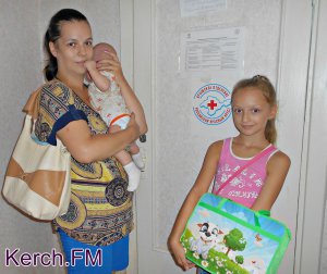 Керченский Красный Крест вручил подарки к школе детям беженцев