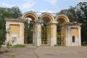 В Керчи начали восстанавливать арку в Приморском парке
