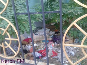 В центре Керчи бездомные устроили себе «жилище»