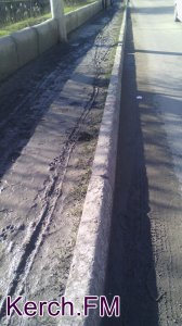 В Керчи пешеходная дорожка состоит из грязной жижи, - читатели