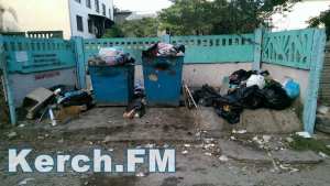 Керчане жалуются на переполненные мусорные площадки на Свердлова
