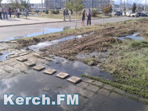 В Керчи возле морского училища течет канализация
