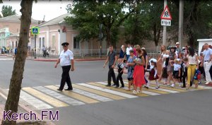 В Керчи  сотрудники ГИБДД учили детей безопасности на дорогах