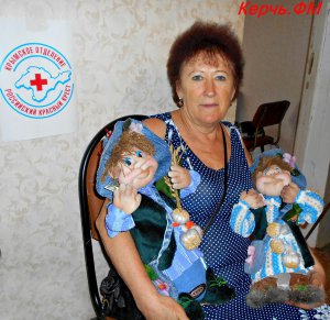 Беженка из Донбасса помогает в Керчи «Красному кресту» и делает домовых