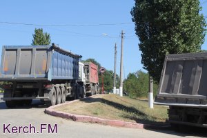 В Керчи на аварийном Аршинцевском мосту грузовики устроили стоянку