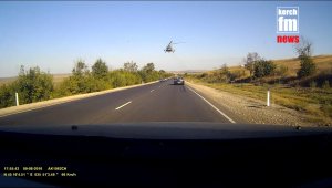 На трассе Керчь-Симферополь вертолеты летают над крышами машин