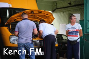 В Керчи в автобусном парке сотрудники ГИБДД проверяют маршрутки