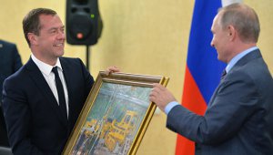 Путин в Керчи  подарил Медведеву на день рождения картину