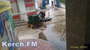 В Керчи грузчик «помыл» рыбу в луже (фото)