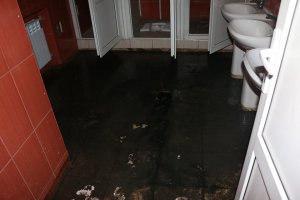В Керчи затопило канализацией помещение, которые выделили для общества инвалидов