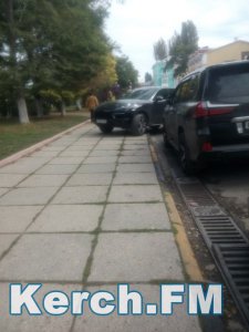 В центре Керчи иномарка припарковалась на  тротуаре (фото)