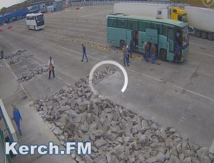 В Керчи на переправе возобновляют дорожное покрытие