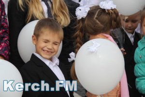 В Керчи школьники в рамках «Дня без выстрела» запустили в небо шарики