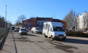 Новости » Общество: В Керчи ямы в районе пожарной части засыпали асфальтовой крошкой