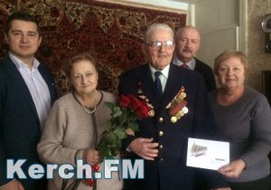 Новости » Общество: В Керчи поздравили ветерана ВОВ с 90-летием