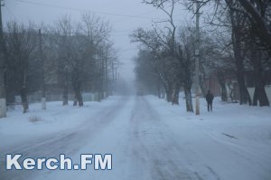 Новости » Общество: В Керчи автомобильные дороги посыпали частично