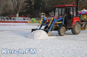 Новости » Общество: В Керчи снегоуборочный трактор расчищает от снега площадь Ленина