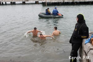 Новости » Общество: В традиционном заплыве «моржей» в Феодосии примут участие керчане