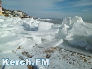 Новости » Общество: Керченский пролив покрылся льдинами (фото)