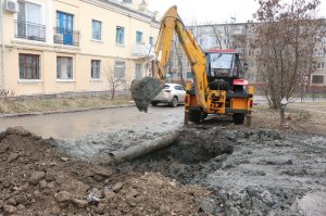 Новости » Общество: В Керчи на улице Свердлова заменили кусок водопроводной трубы