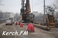 Новости » Общество: В Керчи на Горьковском мосту частично перекрыли движение из-за ремонта