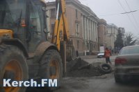 Новости » Общество: В Керчи на Свердлова снова разрыли дорогу