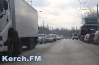 Новости » Общество: В Керчи около автовокзала затрудненно движение транспорта