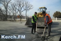 Новости » Общество: В Керчи на выезде из города одновременно кладут и снимают асфальт (видео)