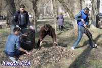 В Керчи студенты провели субботник в Приморском парке