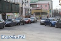 Новости » Общество: В Керчи автобус не смог проехать по Советской из-за припаркованных автомобилей