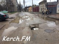 Новости » Общество: В Керчи на Горбульского  провалился асфальт