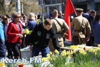 Новости » Общество: В Керчи к братской могиле возложили цветы