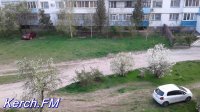 Новости » Общество: В Керчи на Ворошилова водители паркуют свои авто, где хотят