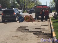 Новости » Общество: В Керчи на Советской дорогу готовят к ямочному ремонту